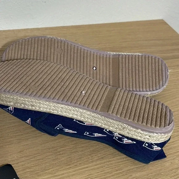 FOCO NFL Women's New England Patriots Espadrille Canvas flats size Large (9/10) - Picture 9 of 16